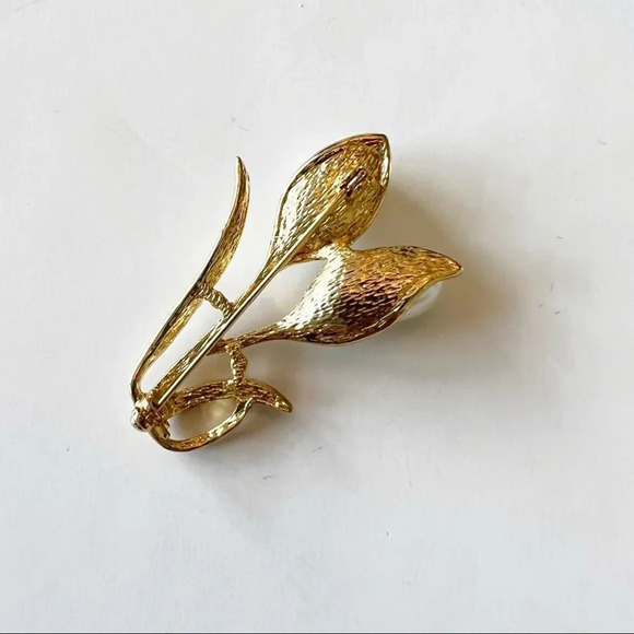 Vintage Costume Brooch‎ Double Pearl Lily Rhinestones Goldtone Pin Floral 80s - Picture 4 of 6